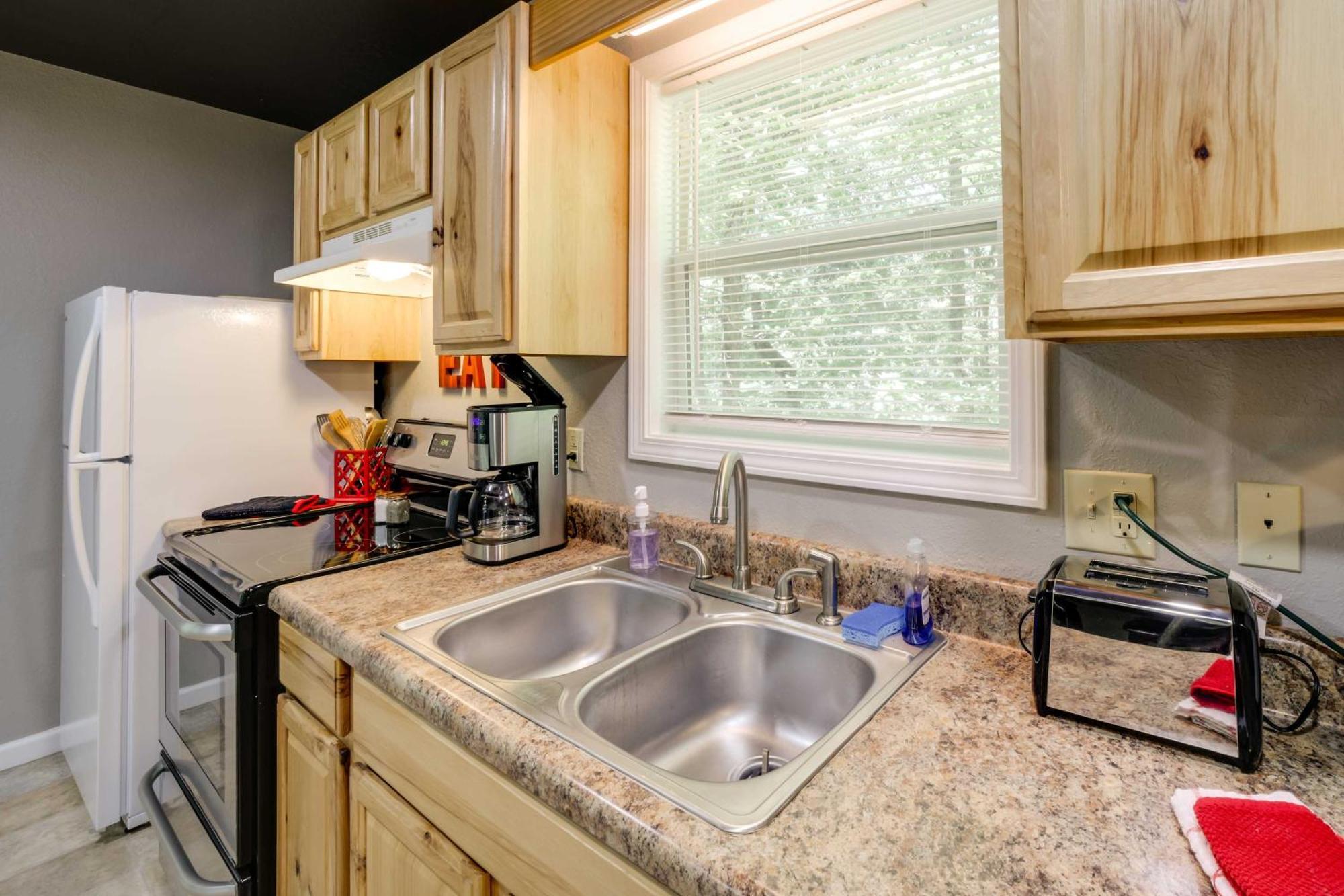 Cozy Whittier Cabin And Yard And Hot Tub, Pets Welcome Exterior foto